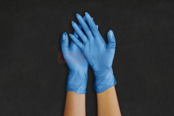 синие виниловые перчатки