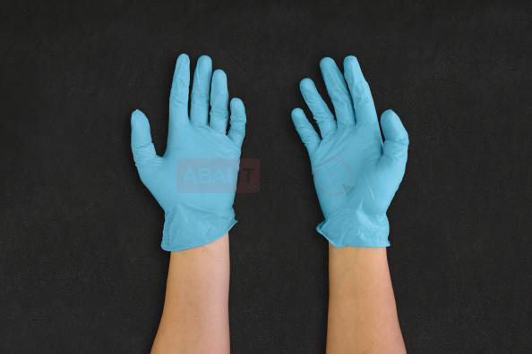 синие одноразовые перчатки